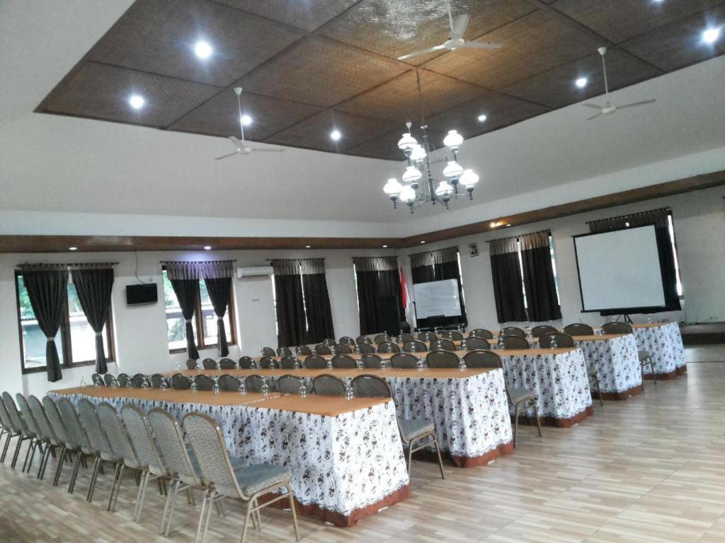 Villa Bukit Pinus Bogor Exterior photo