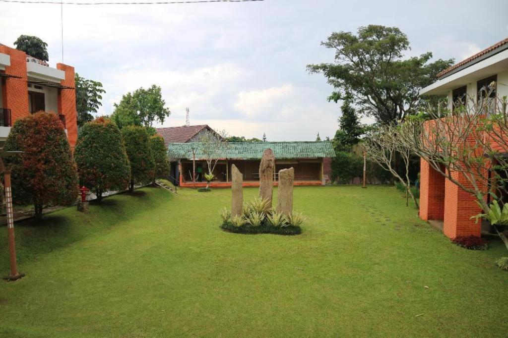 Villa Bukit Pinus Bogor Exterior photo
