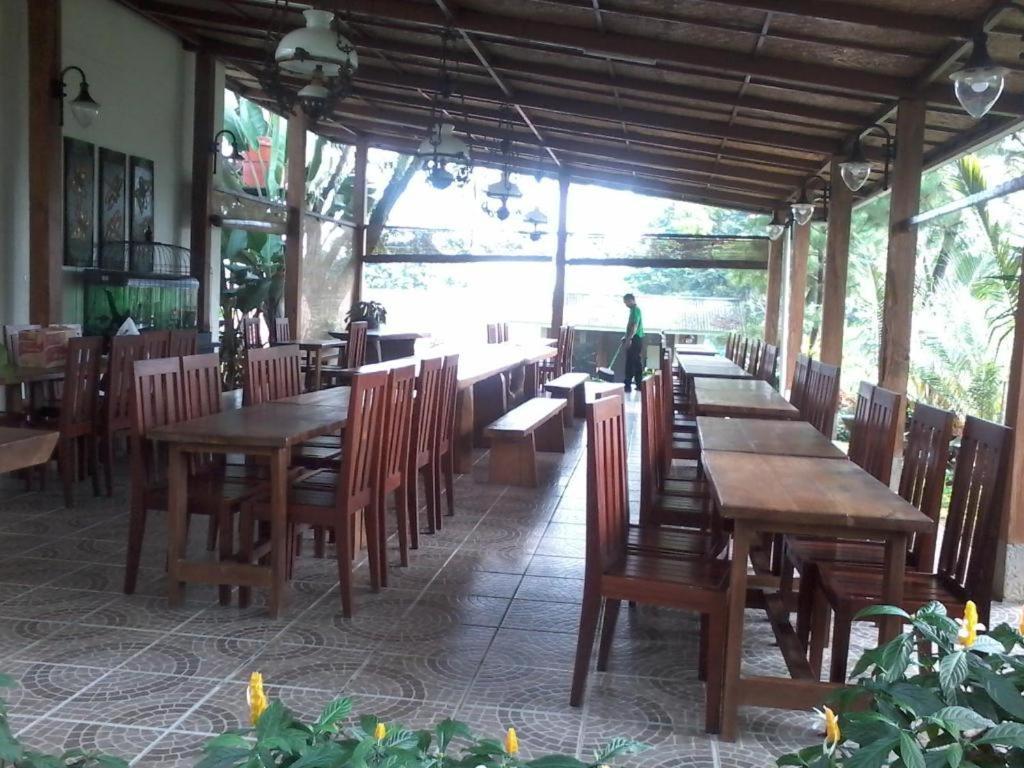 Villa Bukit Pinus Bogor Exterior photo